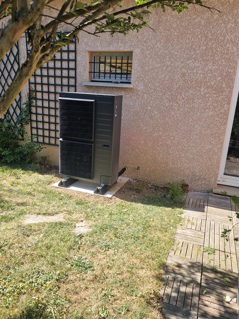 Réalisation R-SPACE : pompe à chaleur air/eau installée en extérieur