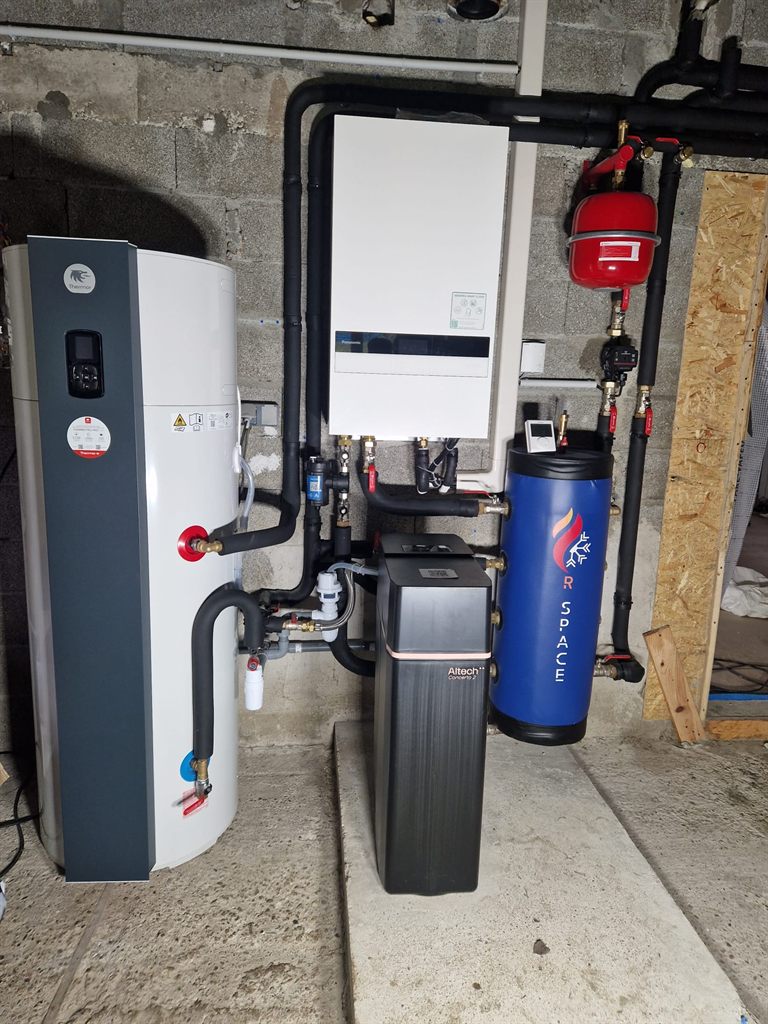 Installation de pompe à chaleur en Isère par R-SPACE — local technique complet