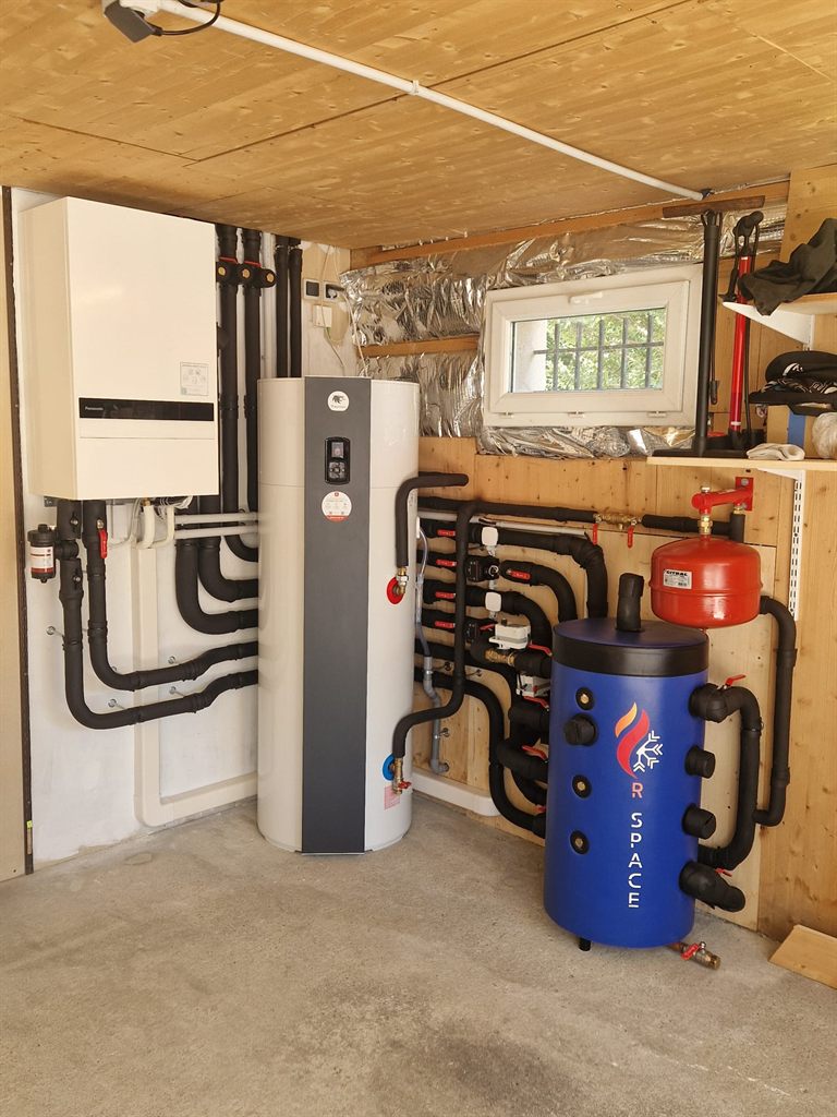 Installation soignée réalisée par R-SPACE : local technique avec ballon tampon floqué R-SPACE
