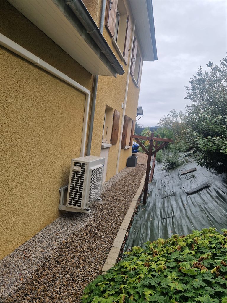 Réalisation R-SPACE : unité extérieure de pompe à chaleur air/air en façade